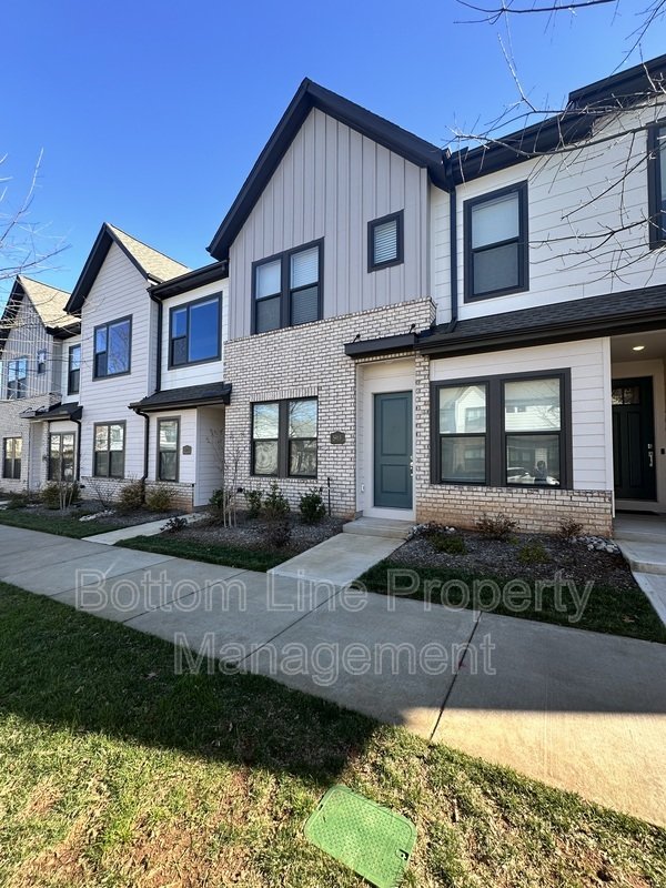 Luxurious 3 Bedroom 2.5 Bathroom TownHouse For Rent property image