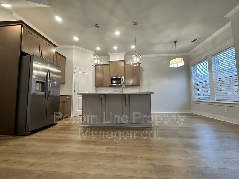 Luxurious 3 Bedroom 2.5 Bathroom TownHouse For Rent property image