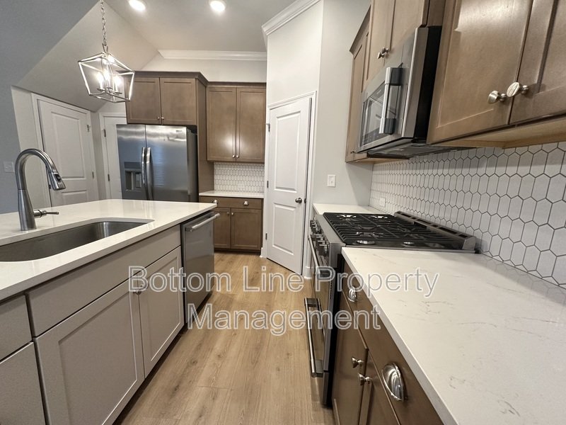 Luxurious 3 Bedroom 2.5 Bathroom TownHouse For Rent property image