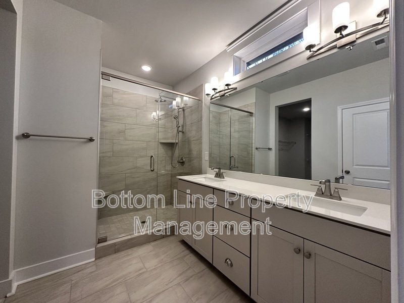 Luxurious 3 Bedroom 2.5 Bathroom TownHouse For Rent property image