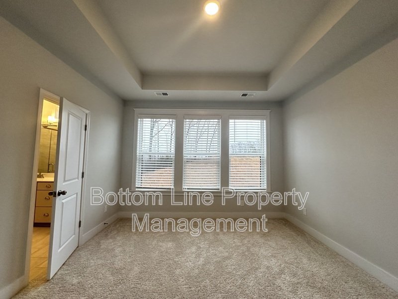 Luxurious 3 Bedroom 2.5 Bathroom TownHouse For Rent property image
