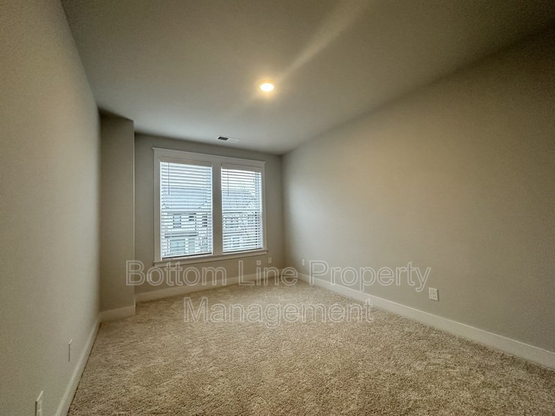 Luxurious 3 Bedroom 2.5 Bathroom TownHouse For Rent property image