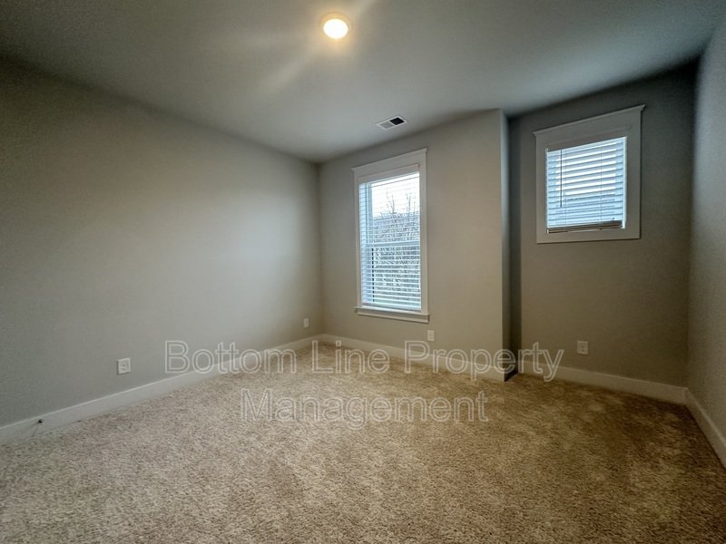 Luxurious 3 Bedroom 2.5 Bathroom TownHouse For Rent property image