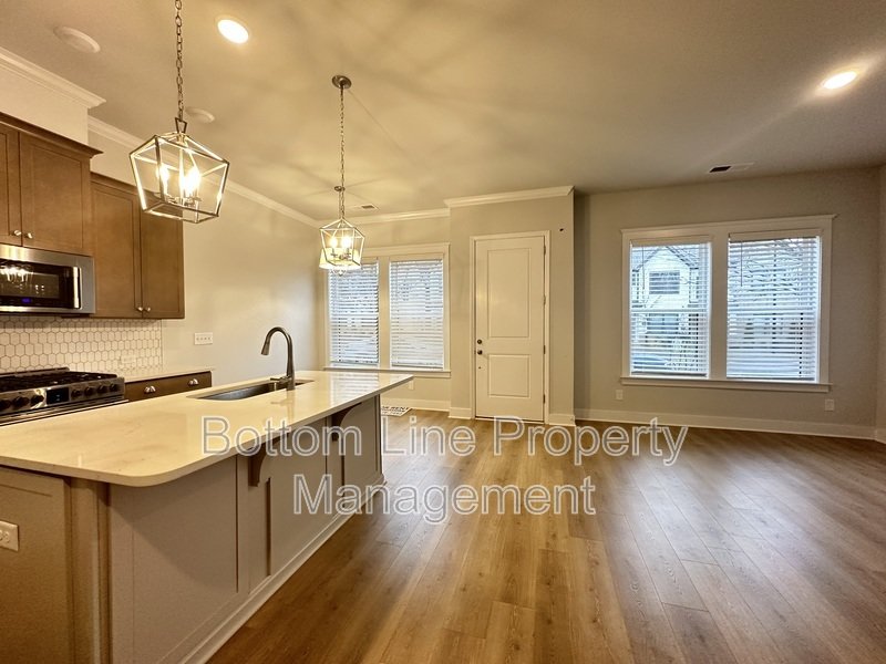 Luxurious 3 Bedroom 2.5 Bathroom TownHouse For Rent property image