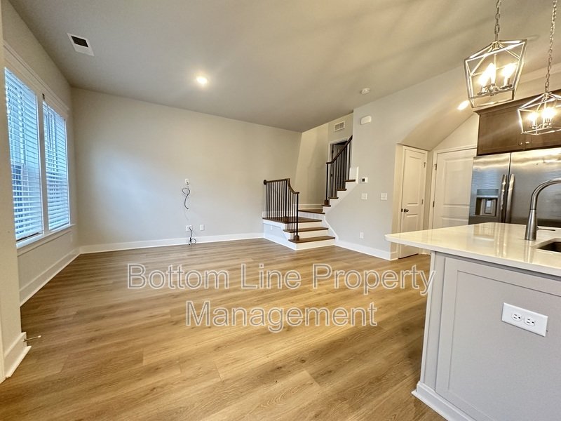 Luxurious 3 Bedroom 2.5 Bathroom TownHouse For Rent property image