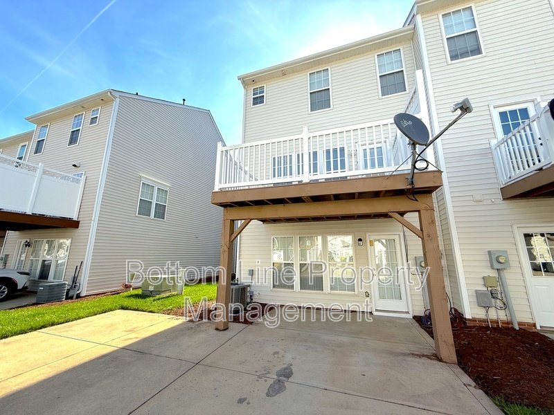 Elegant 4 Bedroom 3.5 Bath Corner Unit Townhome in GREAT LOCATION! property image