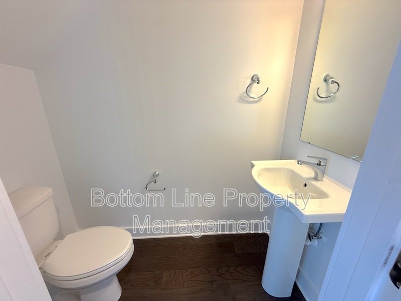 Spacious 3 Bedroom 3.5 Bathroom Luxury Townhome Located Minutes From Dilworth property image