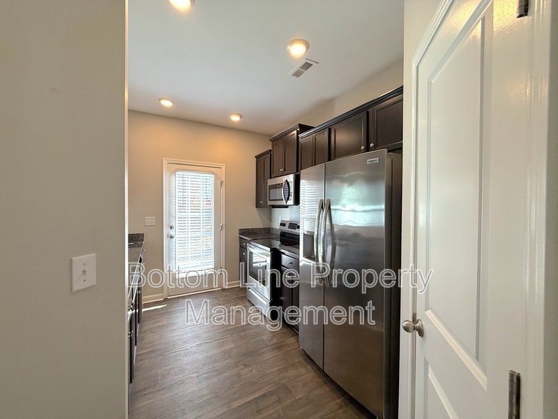 Charming Corner Unit with Garage: 3 Bedroom 2.5 Bathroom Townhouse For Rent property image