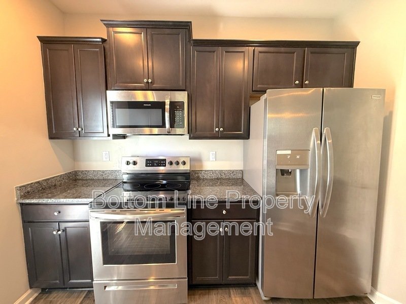 Charming Corner Unit with Garage: 3 Bedroom 2.5 Bathroom Townhouse For Rent property image