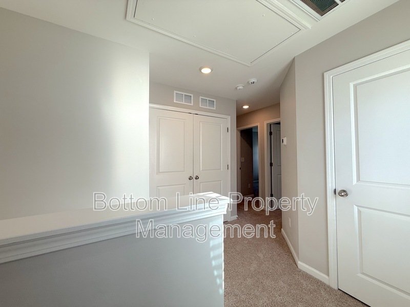 Charming Corner Unit with Garage: 3 Bedroom 2.5 Bathroom Townhouse For Rent property image