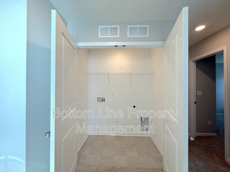 Charming Corner Unit with Garage: 3 Bedroom 2.5 Bathroom Townhouse For Rent property image