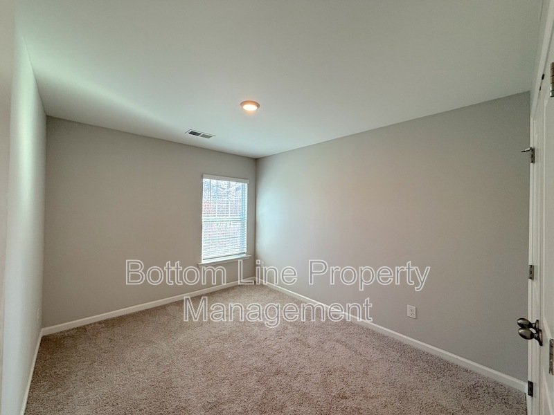 Charming Corner Unit with Garage: 3 Bedroom 2.5 Bathroom Townhouse For Rent property image