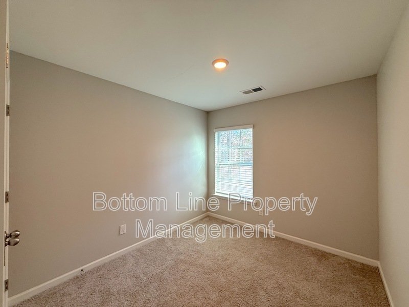 Charming Corner Unit with Garage: 3 Bedroom 2.5 Bathroom Townhouse For Rent property image