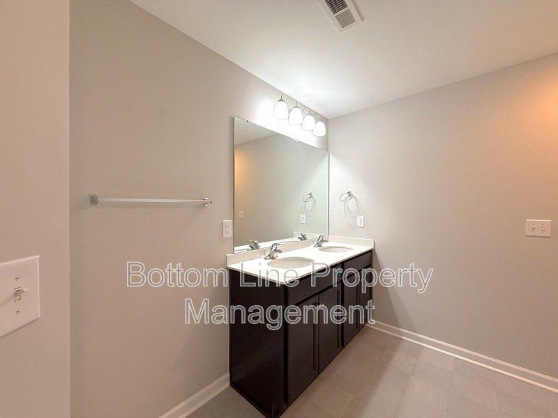 Charming Corner Unit with Garage: 3 Bedroom 2.5 Bathroom Townhouse For Rent property image