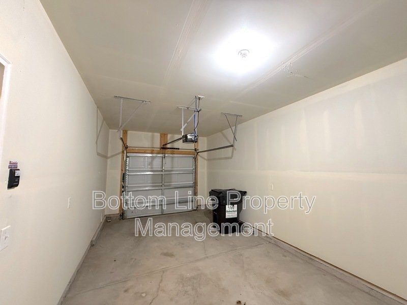 Charming Corner Unit with Garage: 3 Bedroom 2.5 Bathroom Townhouse For Rent property image