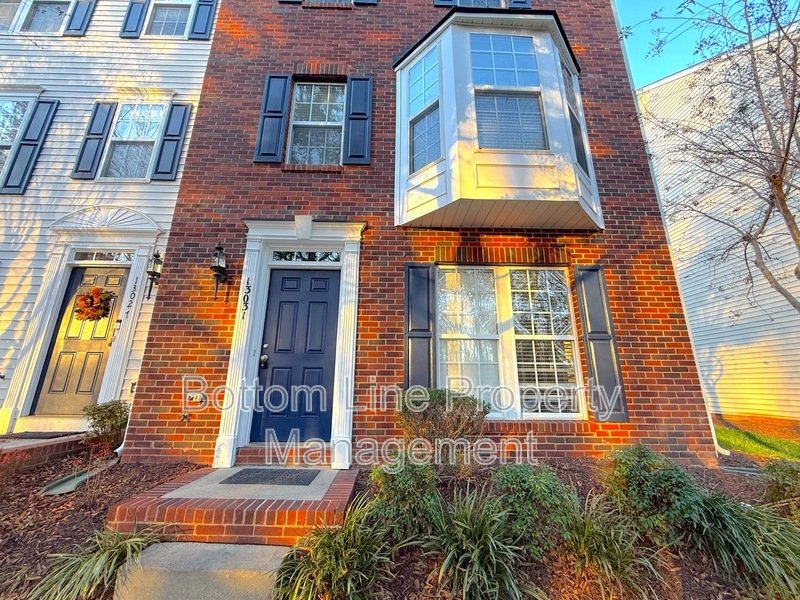 Elegant 4 Bedroom 3.5 Bath Corner Unit Townhome in GREAT LOCATION! property image
