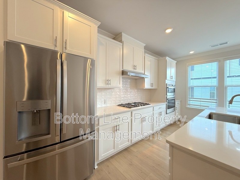 Charming 4 Bedroom 3.5 Bathroom Town House For Rent property image