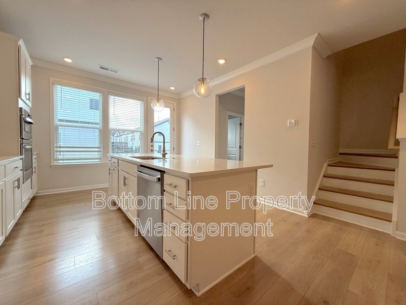 Charming 4 Bedroom 3.5 Bathroom Town House For Rent property image