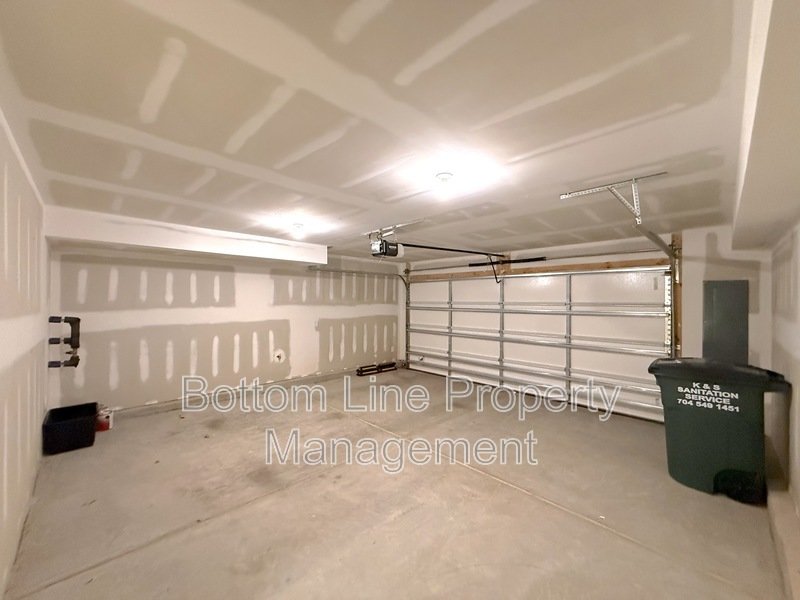 Charming 4 Bedroom 3.5 Bathroom Town House For Rent property image