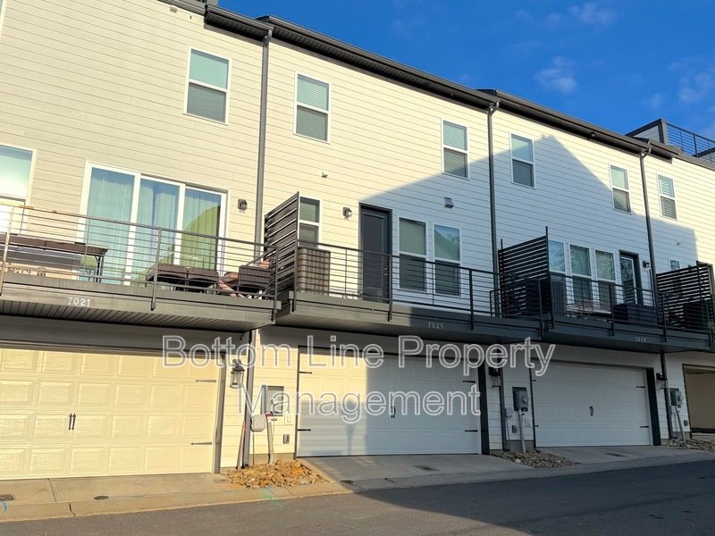 Charming 4 Bedroom 3.5 Bathroom Town House For Rent property image