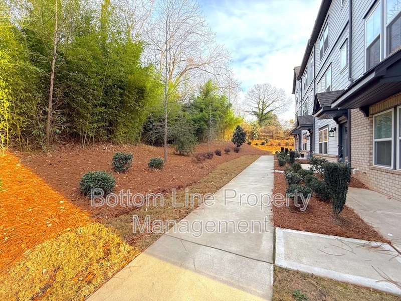 Charming 4 Bedroom 3.5 Bathroom Town House For Rent property image