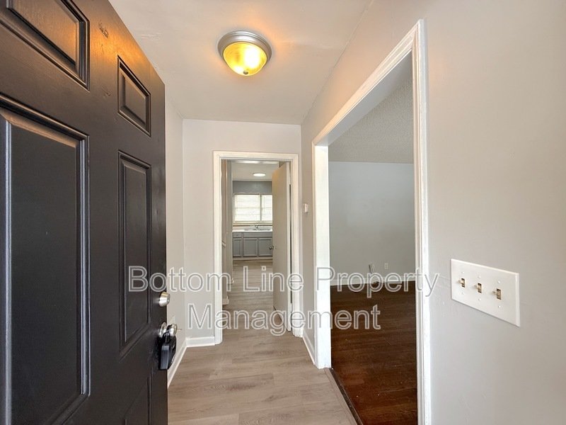 Spacious Split-Level Single-Family property image