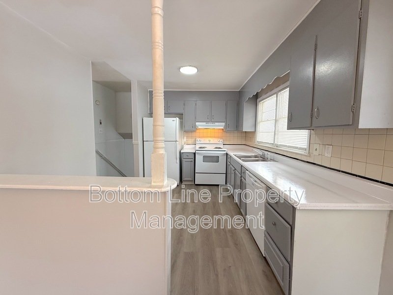 Spacious Split-Level Single-Family property image