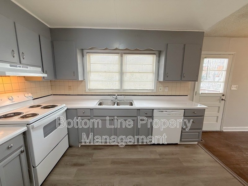 Spacious Split-Level Single-Family property image