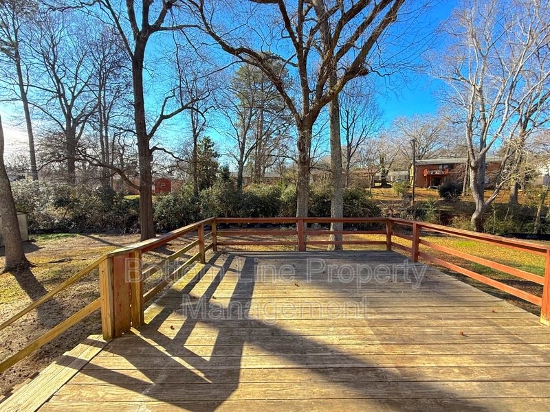 Spacious Split-Level Single-Family property image