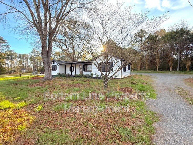 🏡 Updated Country Home on Spacious Corner Lot in Clover, SC 🌳 property image