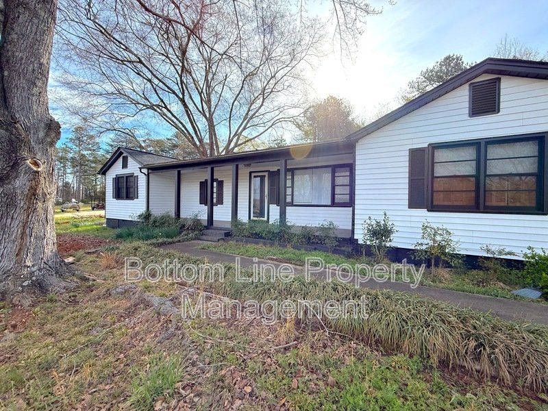 🏡 Updated Country Home on Spacious Corner Lot in Clover, SC 🌳 property image