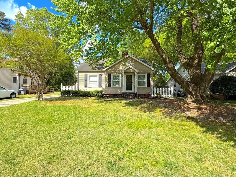 Live comfortably in Plaza Midwood! property image