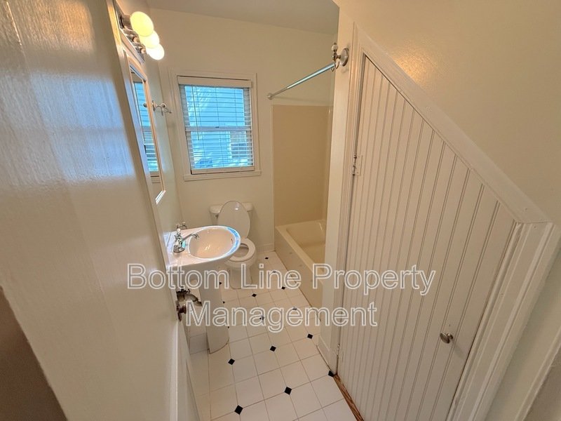 Live comfortably in Plaza Midwood! property image