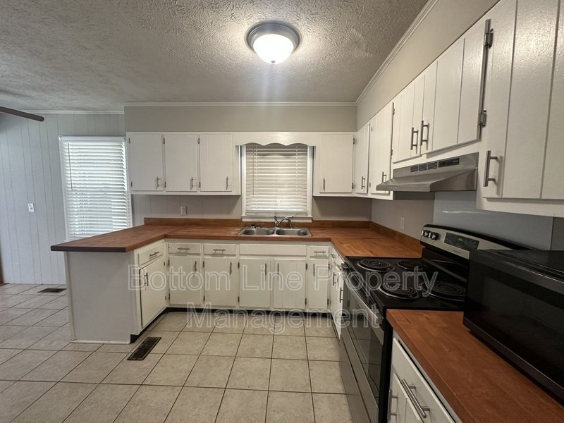 Charming 3BR Home with Sunroom & Detached Garage in Convenient Fayetteville Location property image