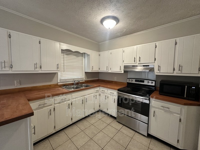 Charming 3BR Home with Sunroom & Detached Garage in Convenient Fayetteville Location property image
