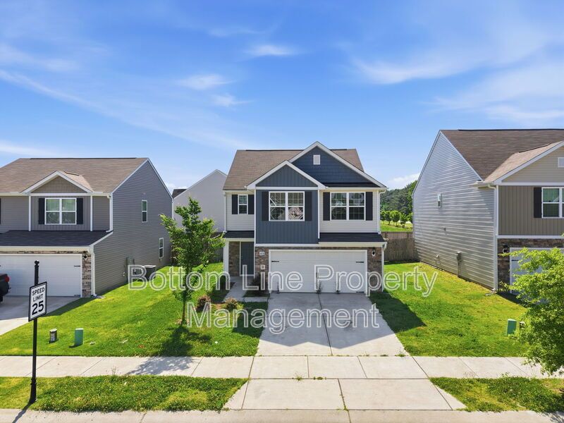 Beautiful 3BR/2.5BA Home in Zebulon with 2-Car Garage & Granite Counters property image