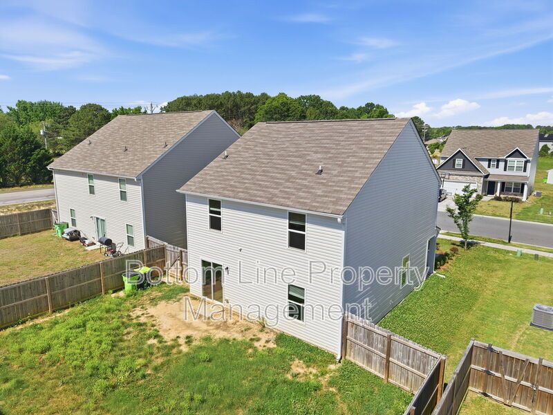 Beautiful 3BR/2.5BA Home in Zebulon with 2-Car Garage & Granite Counters property image