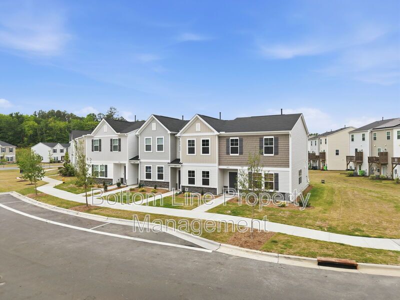 Modern 3BR/2BA Home Near Downtown Raleigh – Community Amenities & Easy Commute! property image