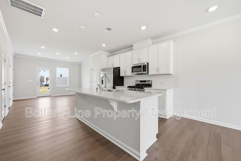 Modern 3BR/2BA Home Near Downtown Raleigh – Community Amenities & Easy Commute! property image