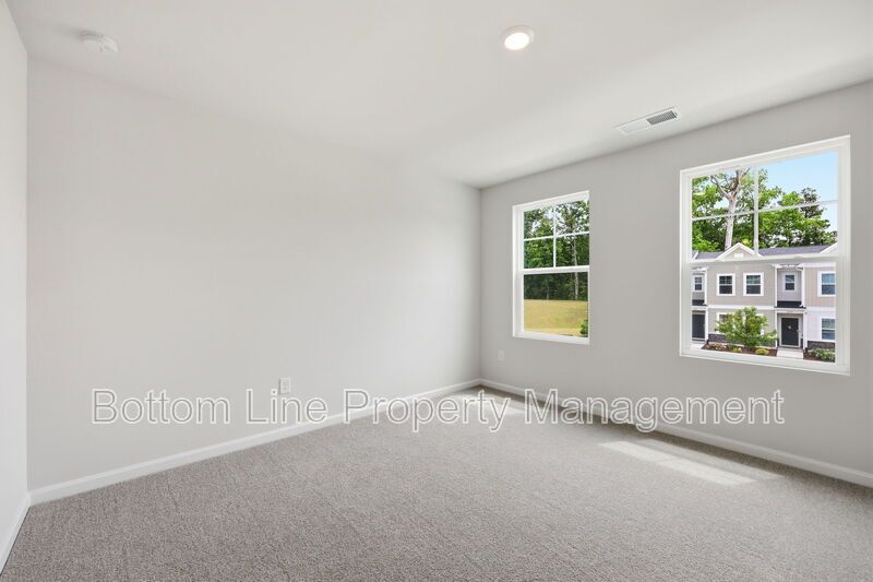 Modern 3BR/2BA Home Near Downtown Raleigh – Community Amenities & Easy Commute! property image