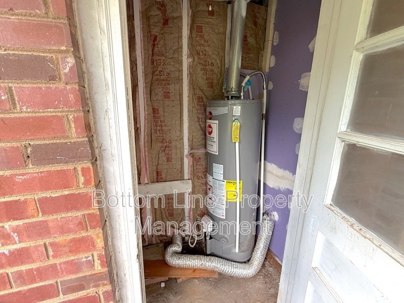 2BR / 1BA Duplex in a PRIME location! property image