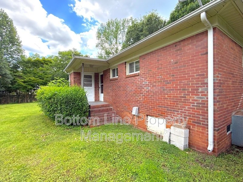 2BR / 1BA Duplex in a PRIME location! property image