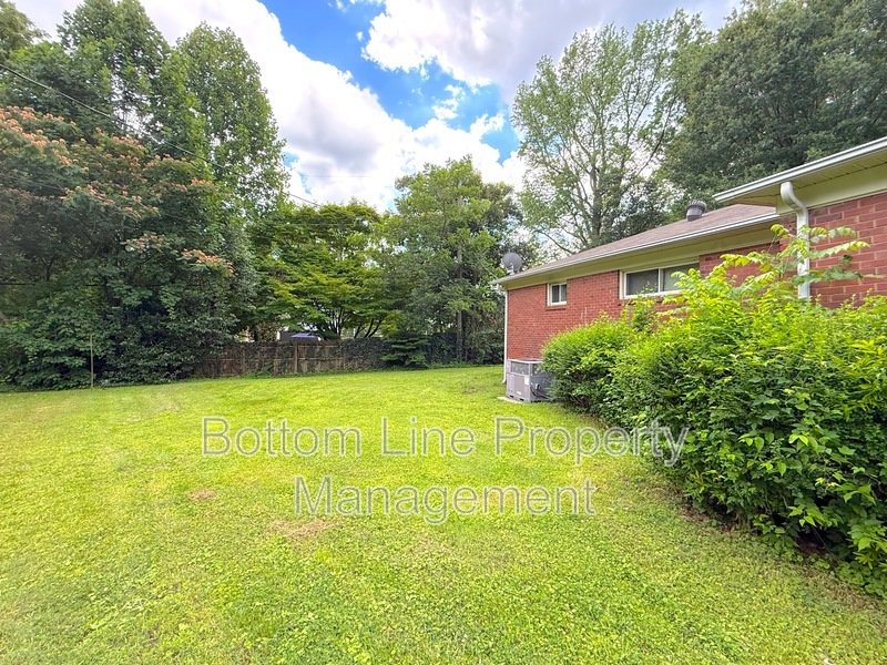2BR / 1BA Duplex in a PRIME location! property image