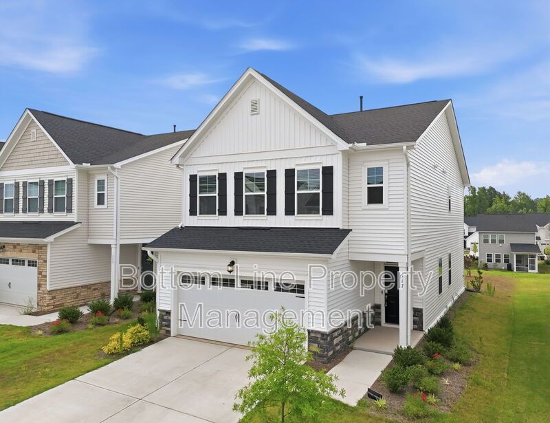 ✨ End-Unit Townhome with Designer Finishes, Screened Porch & Garage in Prime Durham Location property image