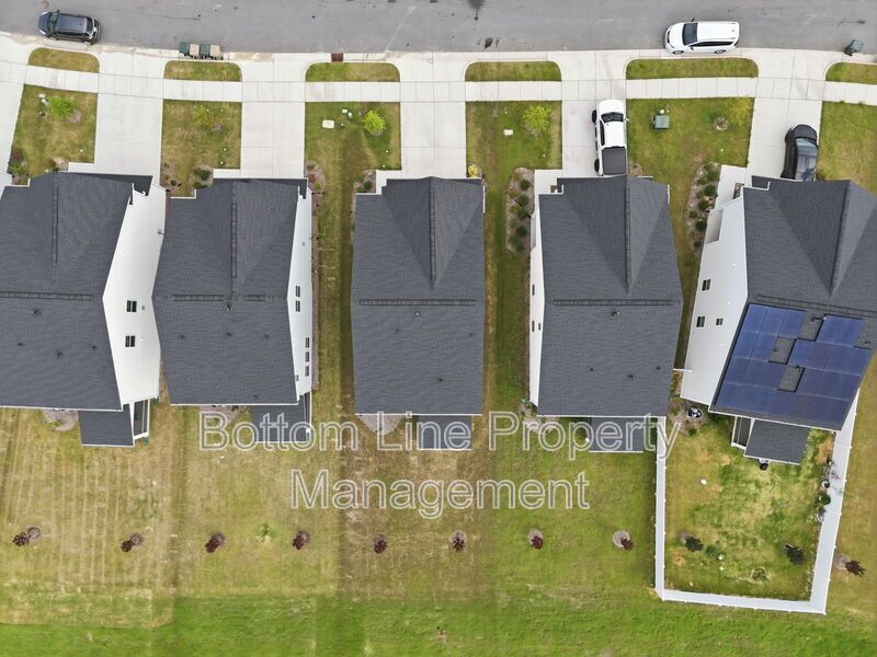 ✨ End-Unit Townhome with Designer Finishes, Screened Porch & Garage in Prime Durham Location property image
