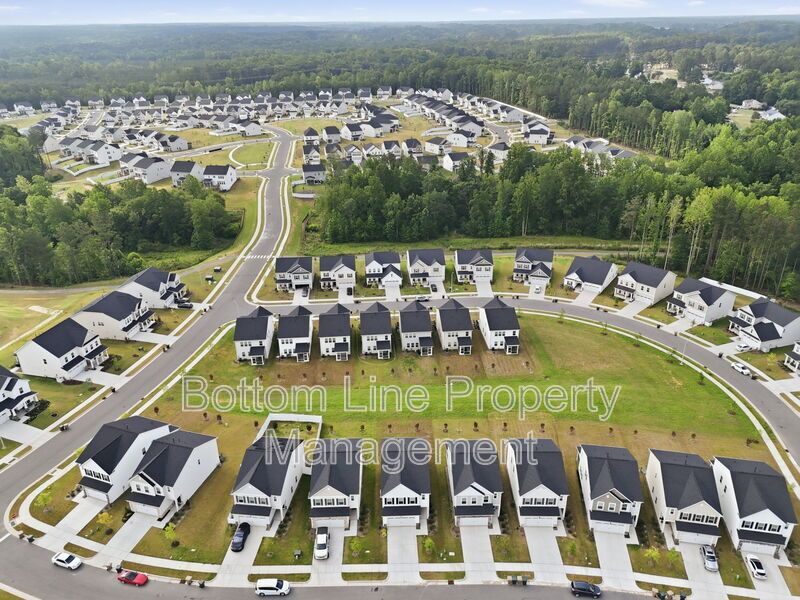✨ End-Unit Townhome with Designer Finishes, Screened Porch & Garage in Prime Durham Location property image