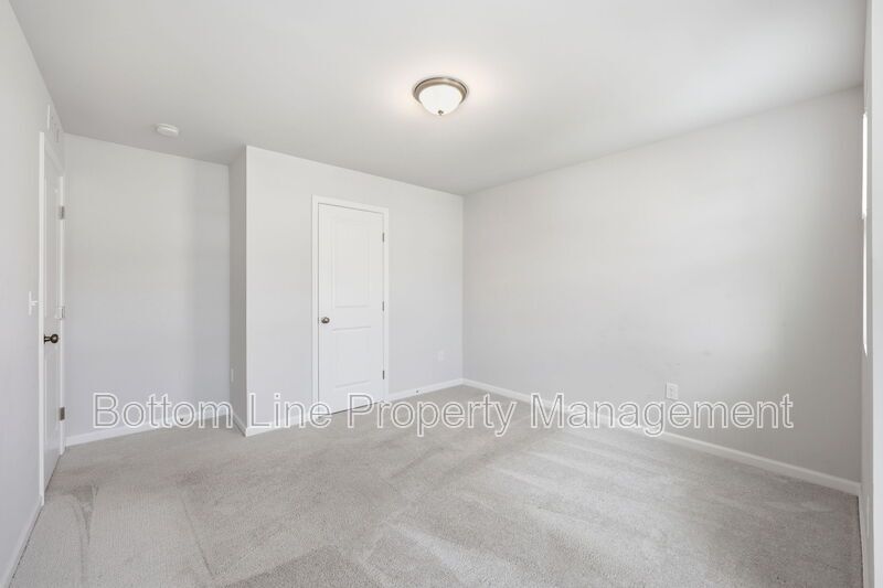 ✨ End-Unit Townhome with Designer Finishes, Screened Porch & Garage in Prime Durham Location property image