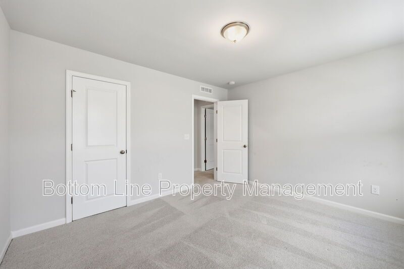 ✨ End-Unit Townhome with Designer Finishes, Screened Porch & Garage in Prime Durham Location property image