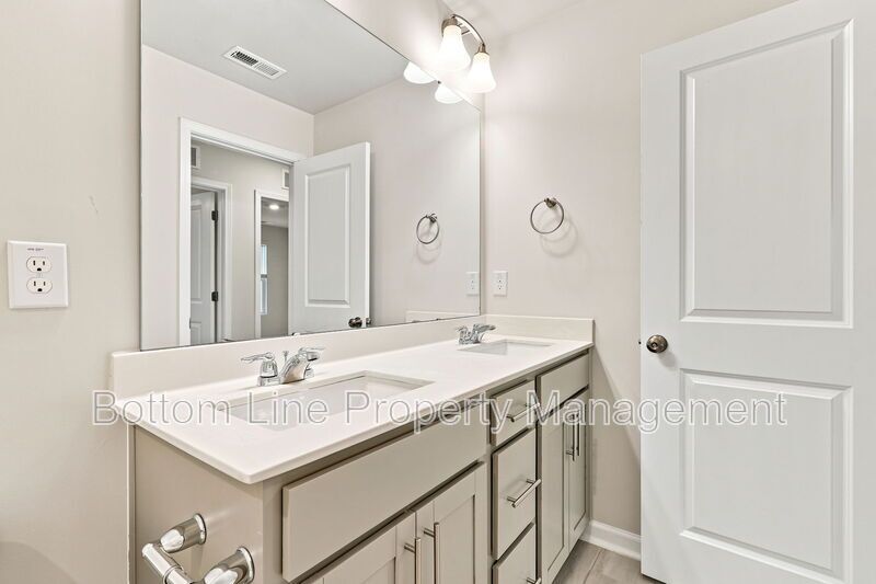 Beautiful 3BR/2.5BA Raleigh Home | 2-Car Garage | Quartz Counters property image