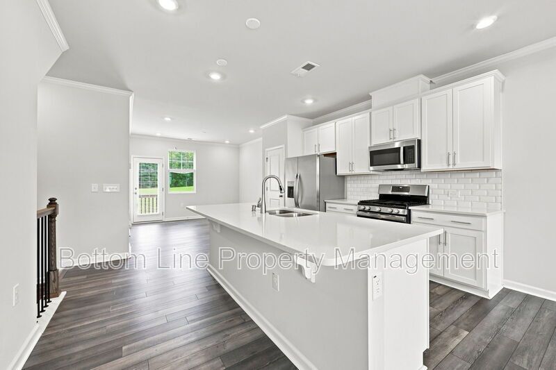 Modern 3BR Townhome in Pool Community | 1-Car Garage | Quartz Counters | Luxury Primary Suite property image